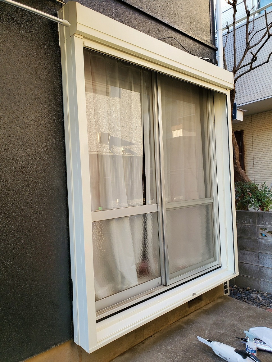 そうぶwindow&doorの【ふじみ野市】雨戸リフォーム 雨戸から手動シャッターへ交換工事の施工後の写真1