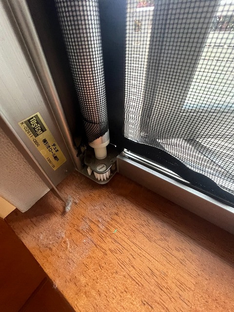 そうぶwindow&doorの【杉並区】LIXILデュオ ロール網戸交換工事 Roller screen replacementの施工前の写真1