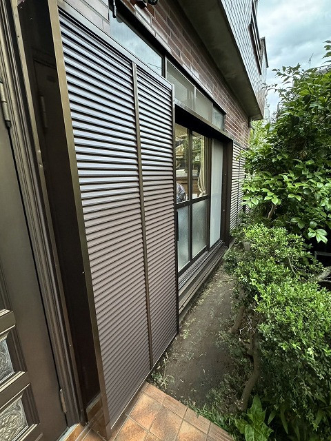 そうぶwindow&doorの【江東区】アコーディオン雨戸から取り換え雨戸に交換 Replacing new shutterの施工後の写真1