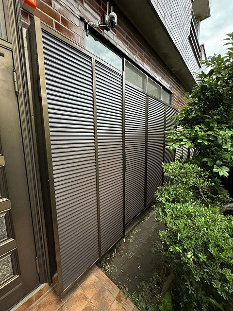 そうぶwindow&doorの【江東区】アコーディオン雨戸から取り換え雨戸に交換 Replacing new shutterの施工後の写真2