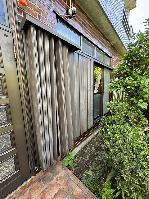 そうぶwindow&doorの【江東区】アコーディオン雨戸から取り換え雨戸に交換 Replacing new shutterの施工前の写真1