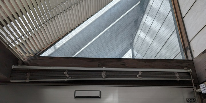 井山サッシ工業の【平塚市】某病院 ブラインドからロールスクリーンへ交換の施工前の写真1