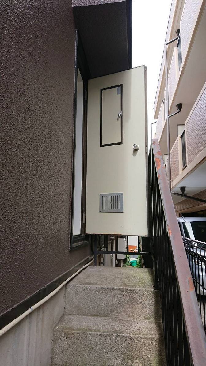 バンダイトーヨー住器の1dayリフォーム『LIXIL/リシェント勝手口ドア』工事!の施工前の写真2