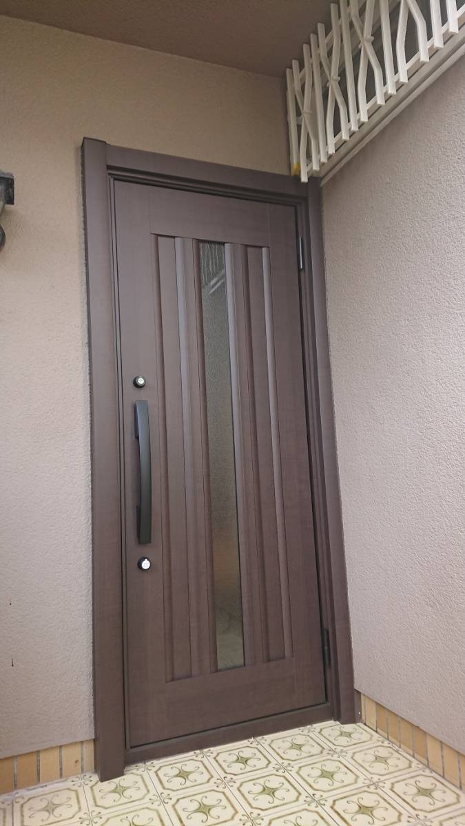 バンダイトーヨー住器の川崎市宮前区のお客様、玄関ドアが1日で新しくなりましたの施工後の写真2