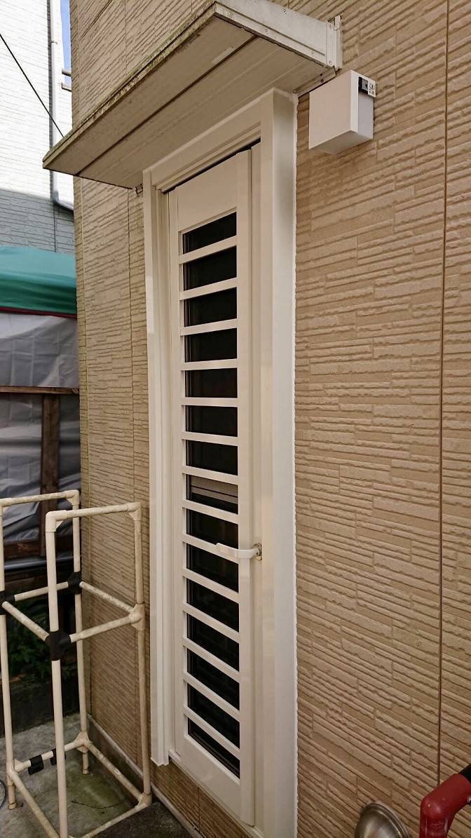 バンダイトーヨー住器の1dayリフォーム『LIXIL/リシェント勝手口ドア/内窓インプラス』同時工事‼の施工後の写真1