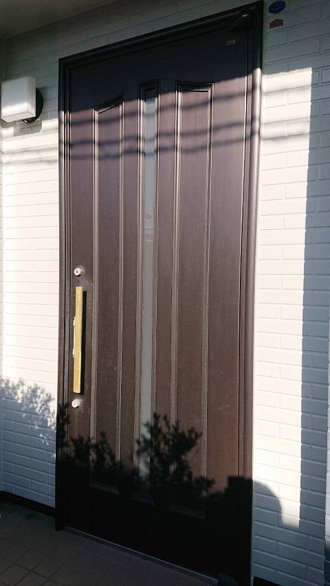 バンダイトーヨー住器の1dayリフォーム『LIXIL/リシェント3玄関ドア』の施工前の写真1