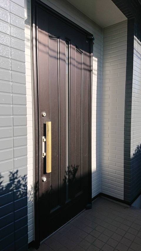 バンダイトーヨー住器の1dayリフォーム『LIXIL/リシェント3玄関ドア』の施工前の写真2