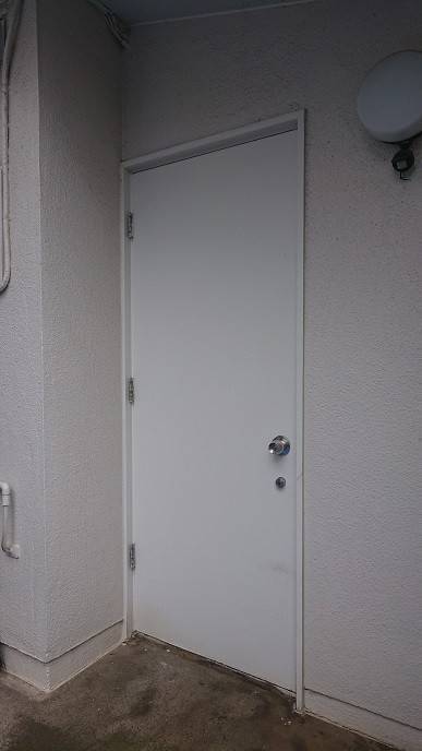 バンダイトーヨー住器の1dayリフォーム『LIXIL/リシェント3玄関ドア/勝手口ドア』同時工事。の施工前の写真3