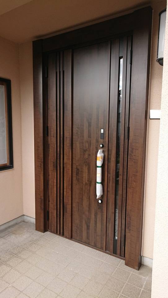 バンダイトーヨー住器の1dayリフォーム『LIXIL/リシェント3玄関ドア」の施工後の写真1