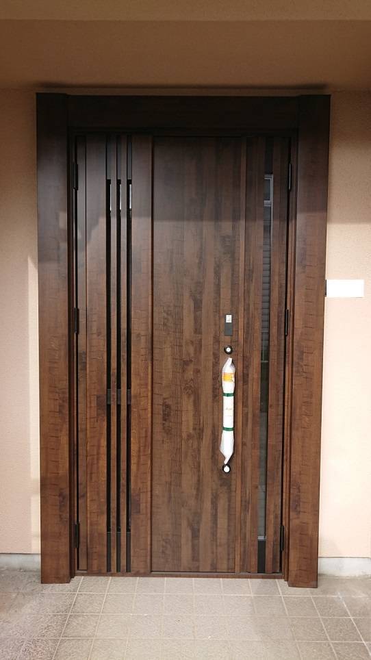 バンダイトーヨー住器の1dayリフォーム『LIXIL/リシェント3玄関ドア」の施工後の写真2