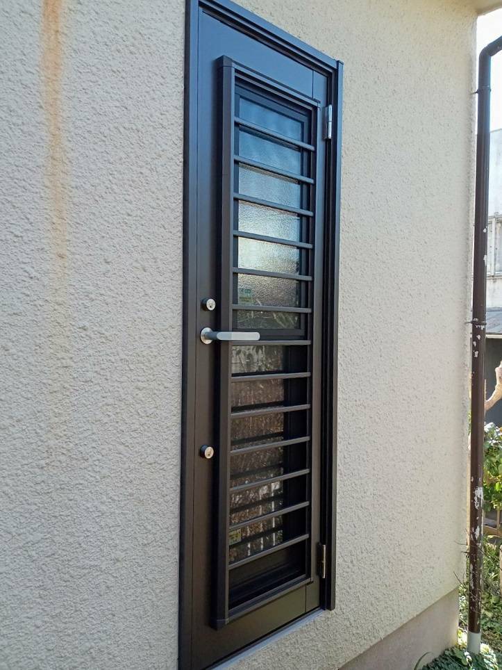 バンダイトーヨー住器の新年幕明けスタートは勝手口ドア【リシェント】【リフォームシャッター】同時工事からになります!の施工後の写真1