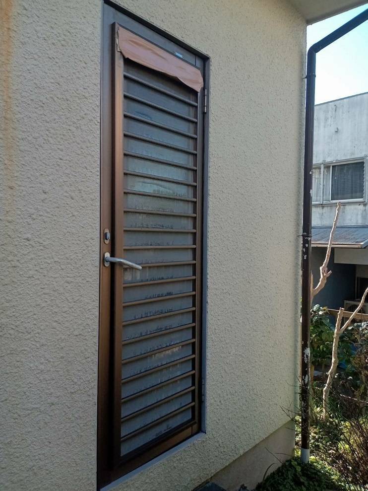 バンダイトーヨー住器の新年幕明けスタートは勝手口ドア【リシェント】【リフォームシャッター】同時工事からになります!の施工前の写真1