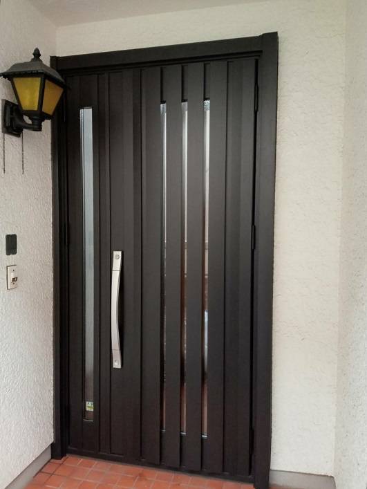 バンダイトーヨー住器の1dayリフォーム『LIXIL/リシェント3玄関ドア』の施工後の写真1