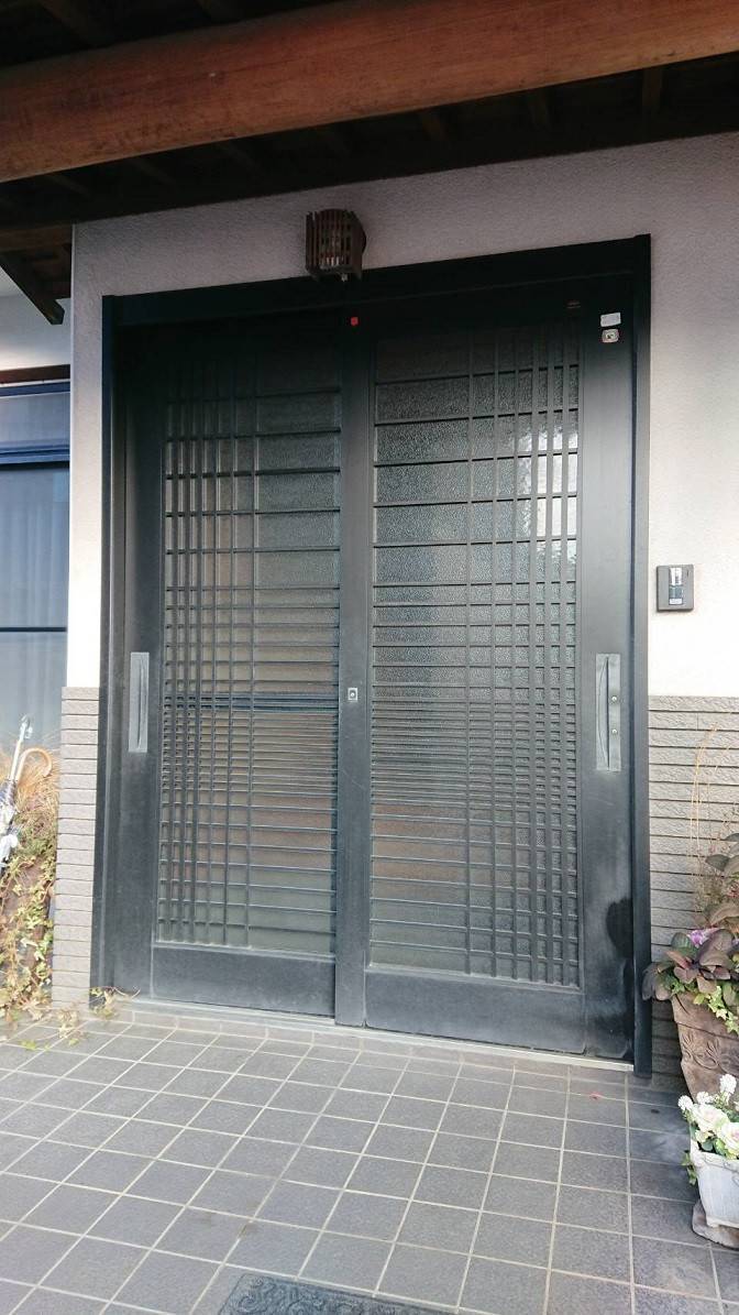 バンダイトーヨー住器の1dayリフォーム【LIXIL/リシェント玄関引戸2】の施工前の写真1