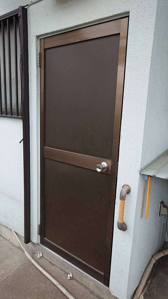 バンダイトーヨー住器の1dayリフォーム『LIXIL/リシェント3玄関ドア』の施工前の写真1