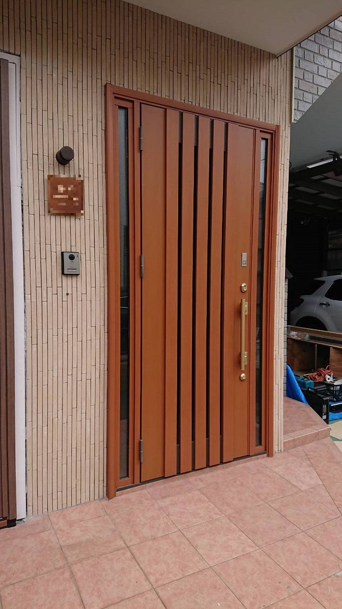 バンダイトーヨー住器の1dayリフォーム『LIXIL/リシェント3玄関ドア』の施工前の写真2