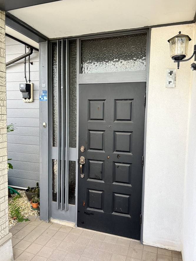 バンダイトーヨー住器の1dayリフォーム『LIXIL/リシェント玄関3ドア』の施工前の写真1