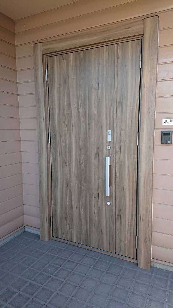 バンダイトーヨー住器の1dayリフォーム『LIXIL/リシェント玄関3ドア』の施工後の写真1