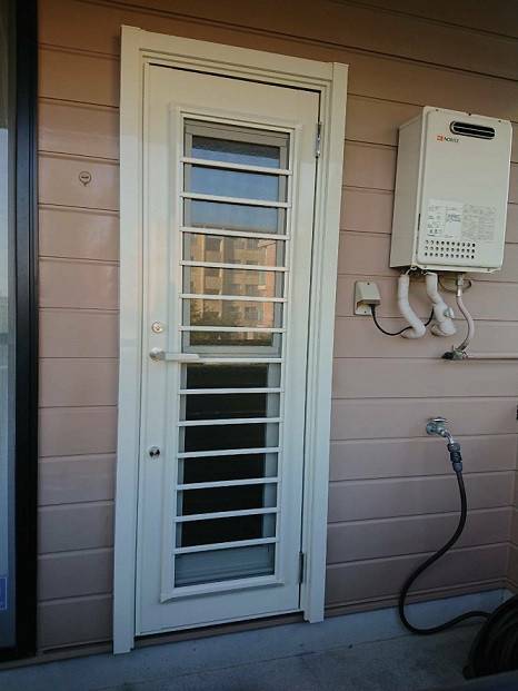 バンダイトーヨー住器の1dayリフォーム『LIXIL/リシェント玄関3ドア』の施工後の写真3