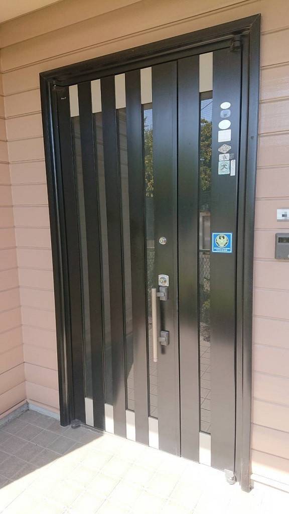 バンダイトーヨー住器の1dayリフォーム『LIXIL/リシェント玄関3ドア』の施工前の写真1