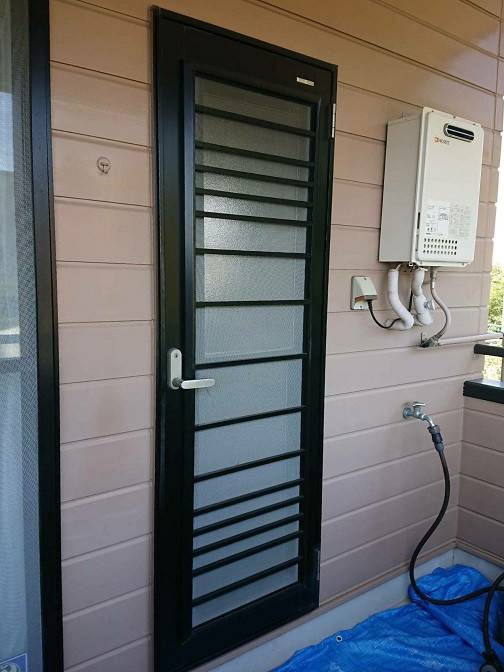 バンダイトーヨー住器の1dayリフォーム『LIXIL/リシェント玄関3ドア』の施工前の写真3