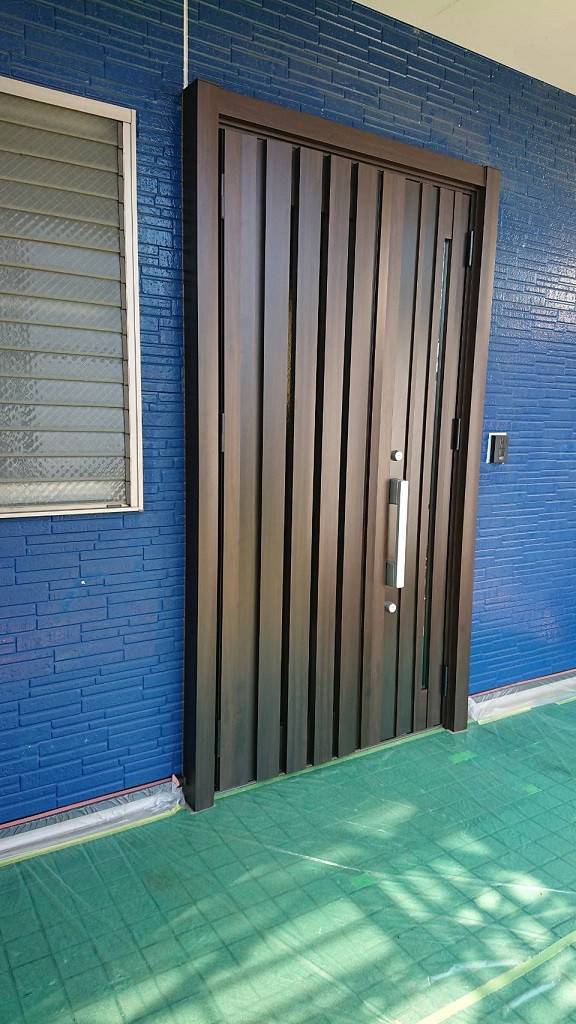 バンダイトーヨー住器の1dayリフォーム『LIXIL/リシェント玄関3ドア』の施工後の写真1