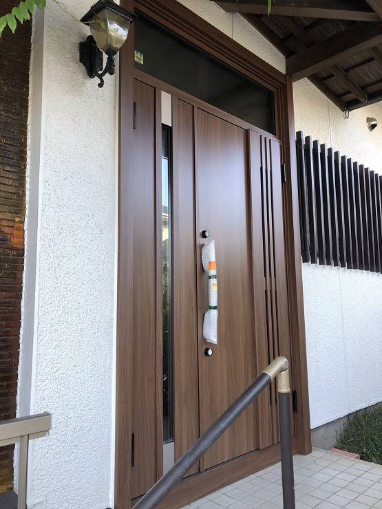バンダイトーヨー住器の1dayリフォーム『LIXIL/リシェント玄関3ドア』の施工後の写真1