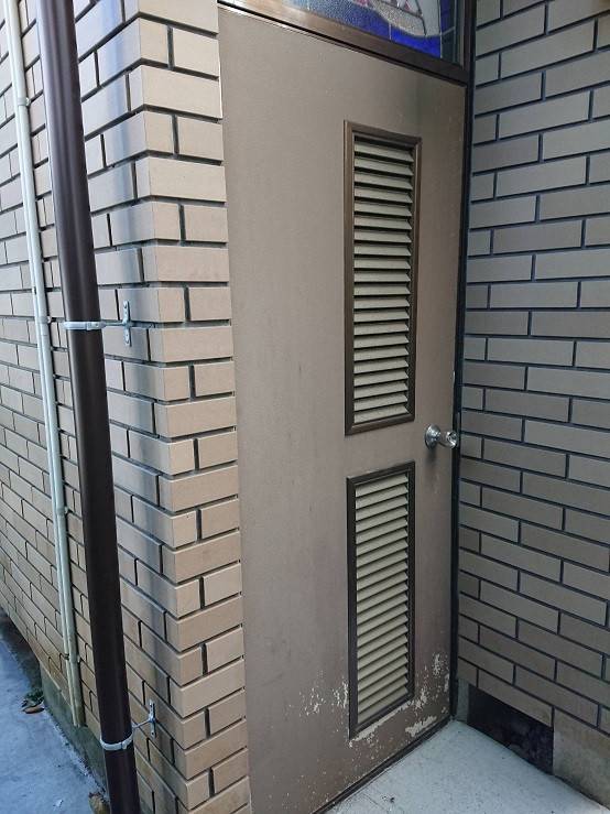 バンダイトーヨー住器の1dayリフォーム『LIXIL/リシェント勝手口ドア』の施工前の写真1