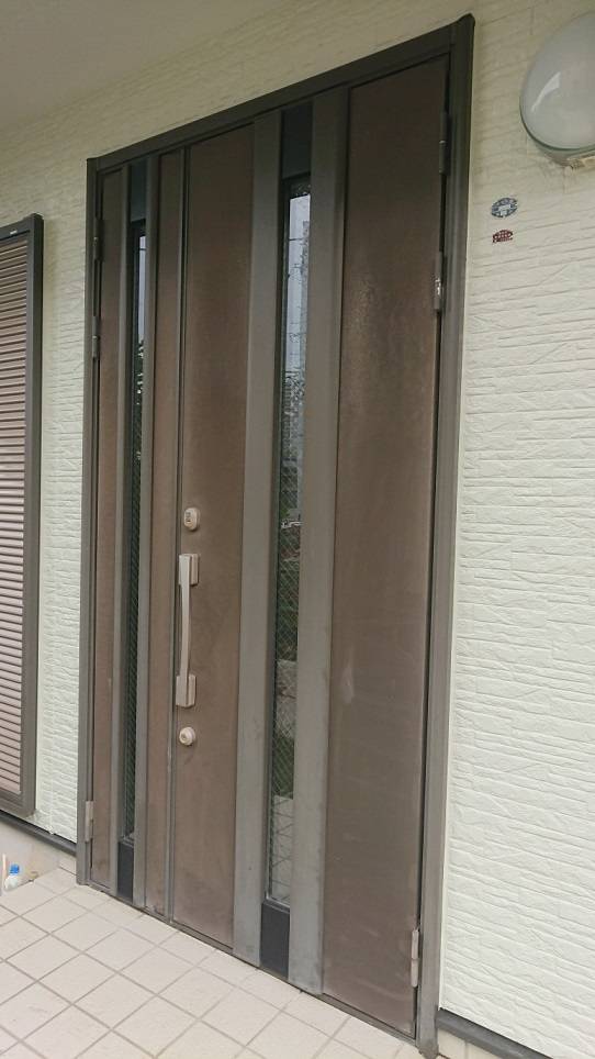 バンダイトーヨー住器の1dayリフォーム『LIXIL/リシェント玄関3ドア』の施工前の写真1