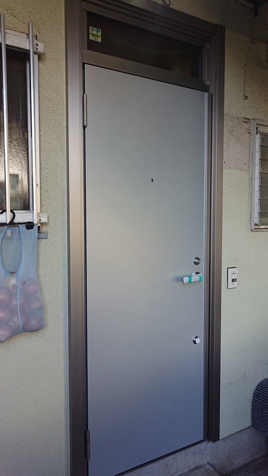 バンダイトーヨー住器の1dayリフォーム『LIXIL/リシェントアパートドア』の施工後の写真1