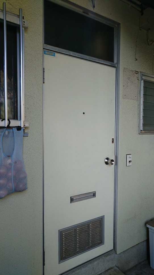 バンダイトーヨー住器の1dayリフォーム『LIXIL/リシェントアパートドア』の施工前の写真1