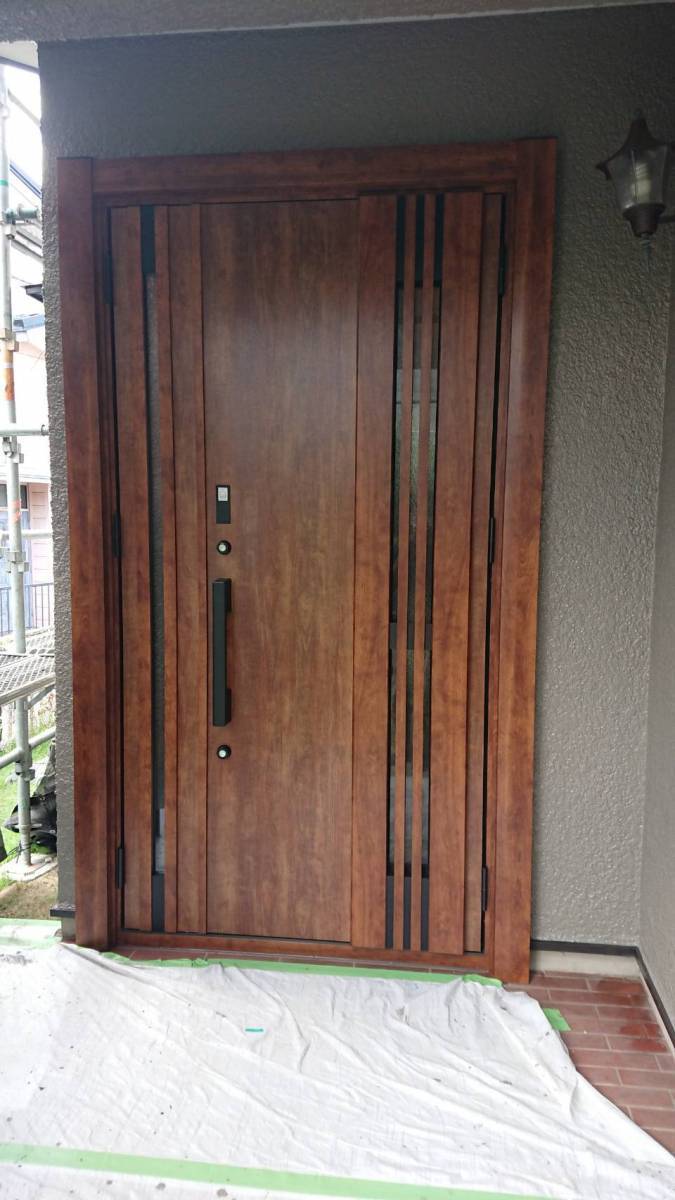 バンダイトーヨー住器の玄関ドア カバー工事の施工後の写真1
