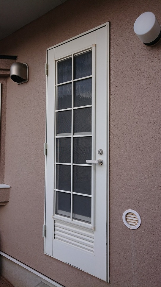 バンダイトーヨー住器の1dayリフォーム【LIXIL/リシェント勝手口ドア×リプラス】同時工事の施工前の写真1