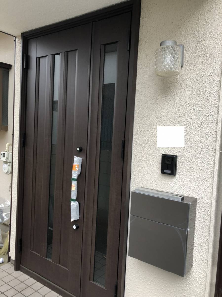 バンダイトーヨー住器の玄関ドア カバー工事の施工後の写真1