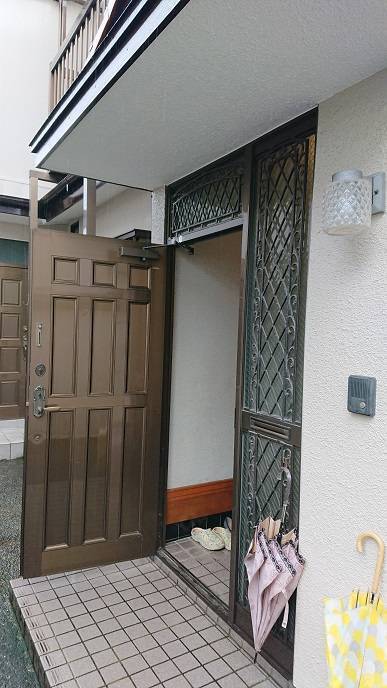 バンダイトーヨー住器の玄関ドア カバー工事の施工前の写真1