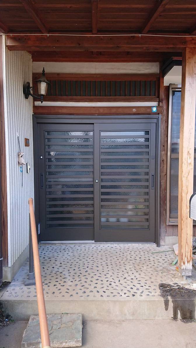 バンダイトーヨー住器の1dayリフォーム『リシェント玄関引戸2』工事!の施工後の写真1