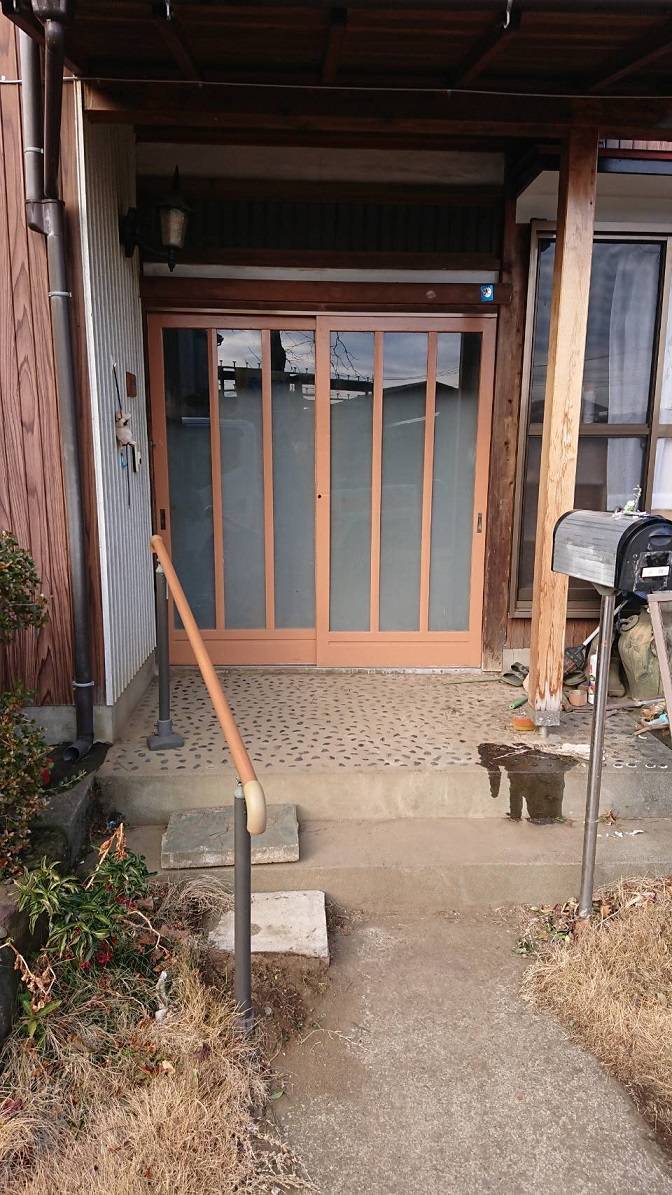 バンダイトーヨー住器の1dayリフォーム『リシェント玄関引戸2』工事!の施工前の写真1