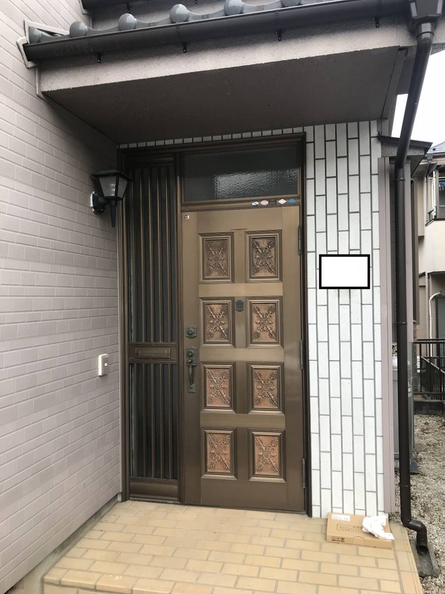 青梅トーヨー住器 青梅店のS様邸玄関ドア リシェント工事の施工前の写真1