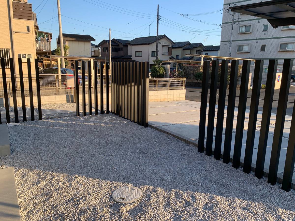 青梅トーヨー住器 青梅店の【お庭をリフォーム♪】カーポートと角材でお庭をオシャレに!の施工後の写真3