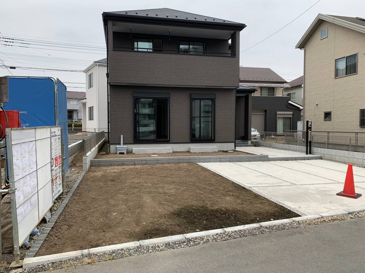 青梅トーヨー住器 青梅店の【お庭をリフォーム♪】カーポートと角材でお庭をオシャレに!の施工前の写真1