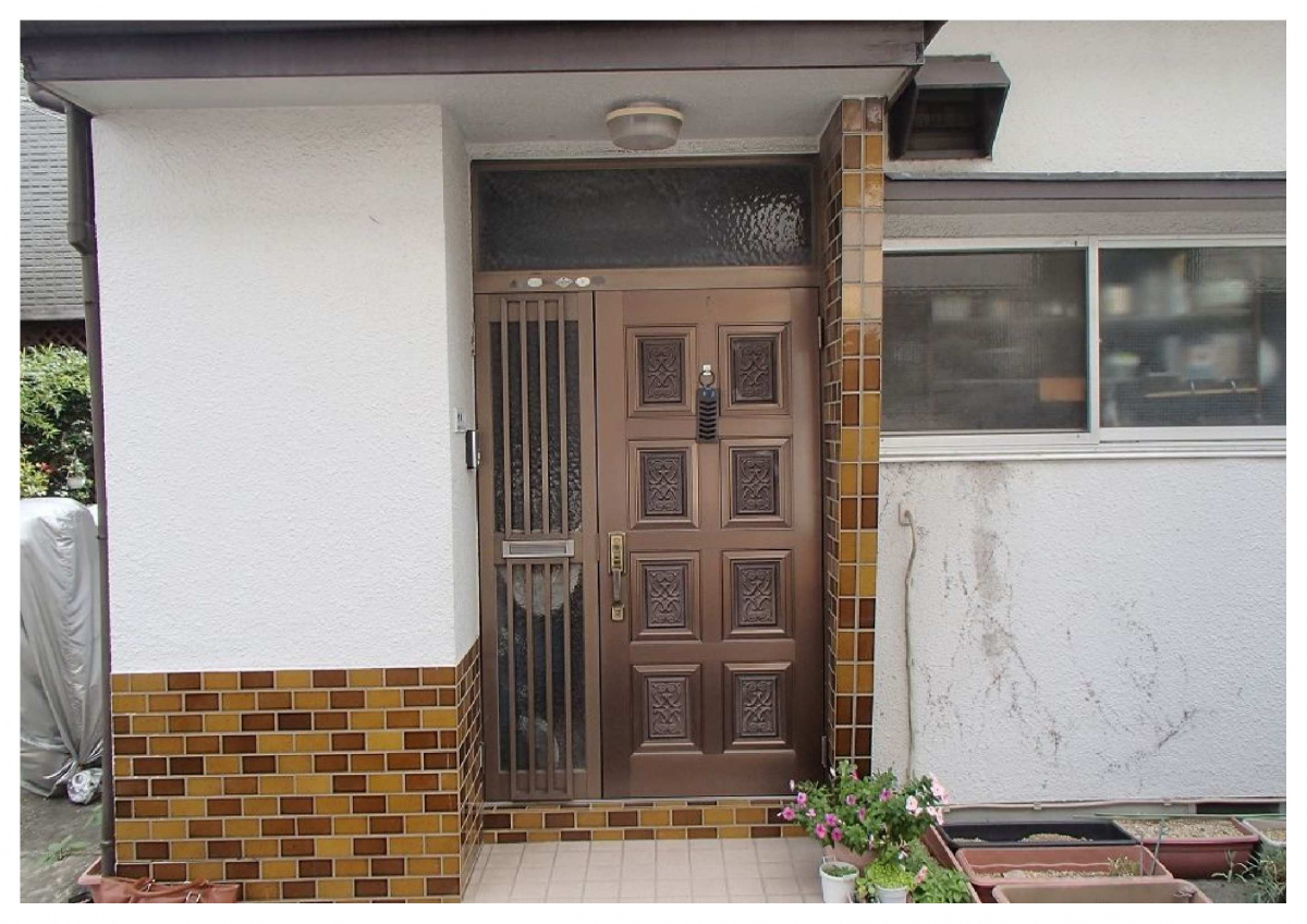 青梅トーヨー住器 青梅店のM様邸 ドアリフォーム工事【リシェント】【稲城市】の施工前の写真1