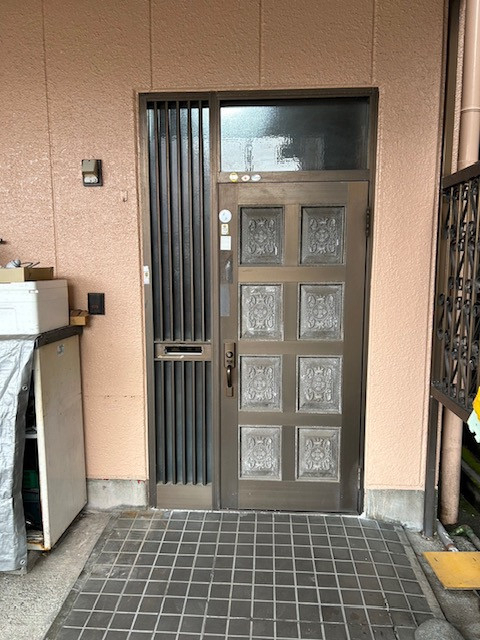 富士トーヨーの光を採り入れ明るい玄関に!の施工前の写真1