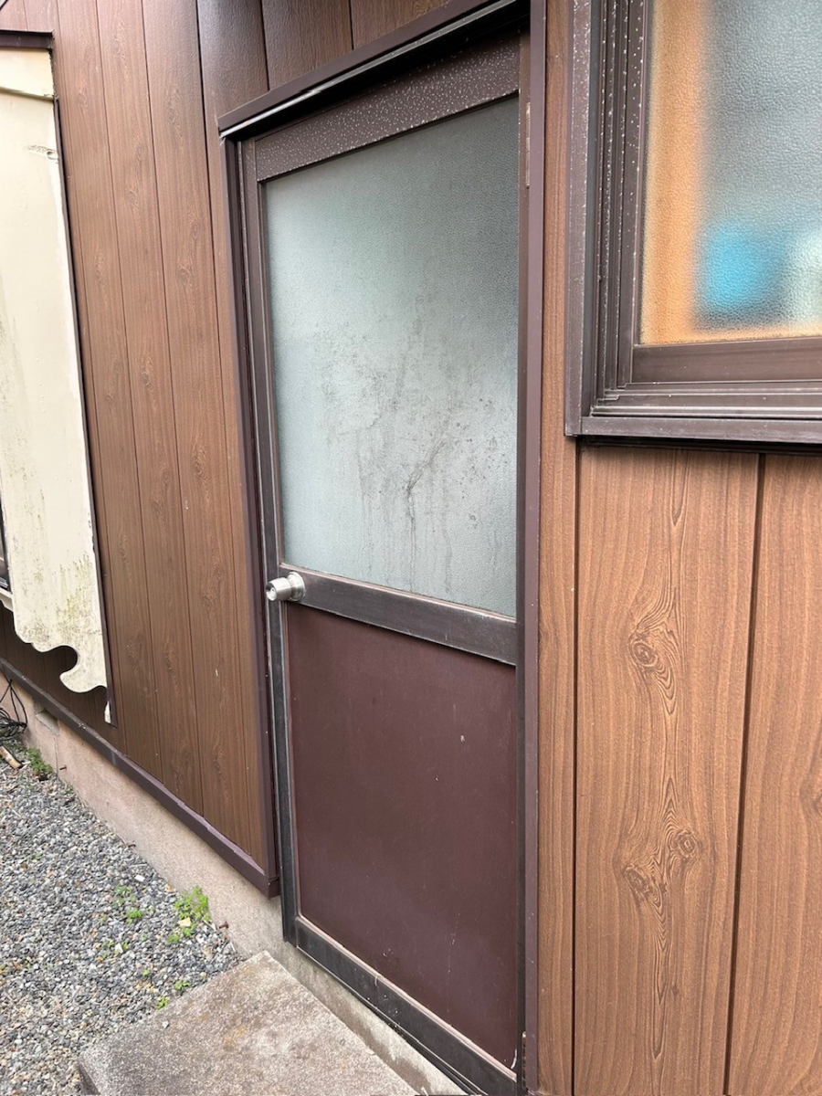 富士トーヨーの留守中でも勝手口ドアを閉めたままで、換気や採風ができます!の施工前の写真1
