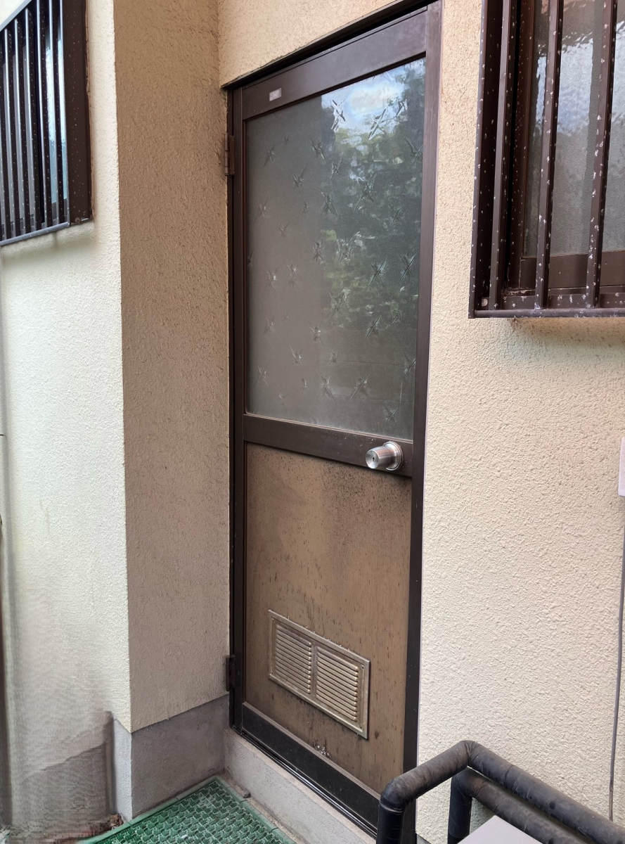 富士トーヨーの勝手口ドア 同じタイプで取付けします!の施工前の写真1