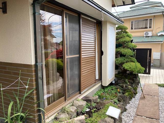 富士トーヨーの取替雨戸パネル工事の施工前の写真1