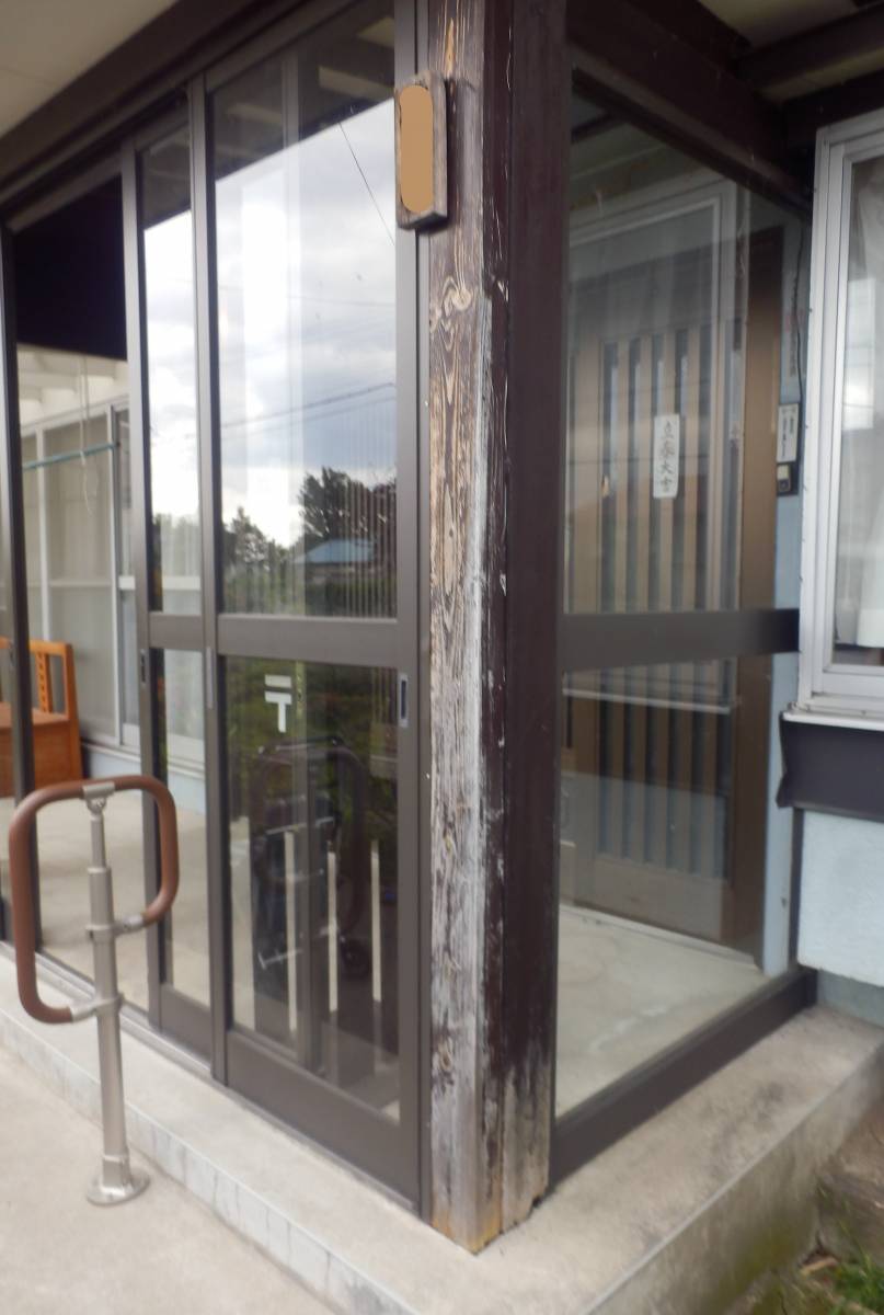 鎌田トーヨー住器の【藤崎町】シロアリ被害😱 風除室の柱 補修しました!の施工前の写真1