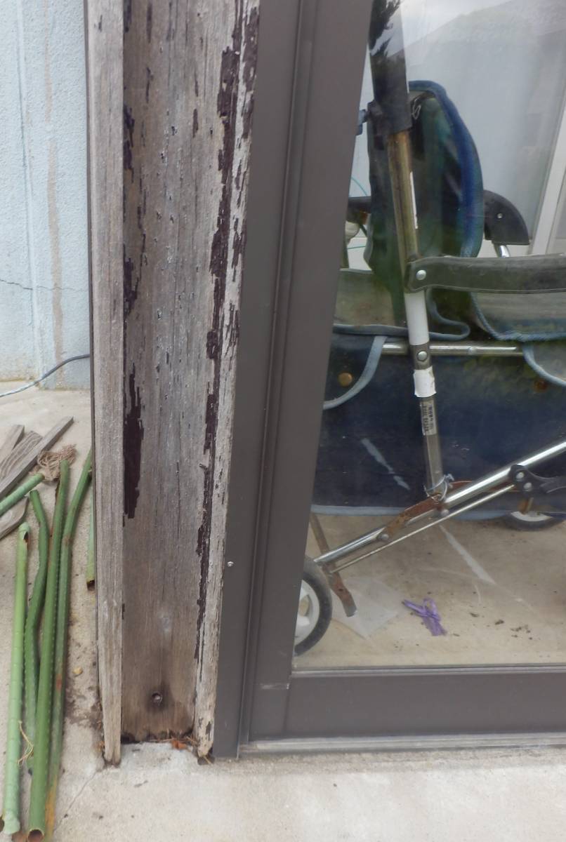 鎌田トーヨー住器の【藤崎町】シロアリ被害😱 風除室の柱 補修しました!の施工前の写真2
