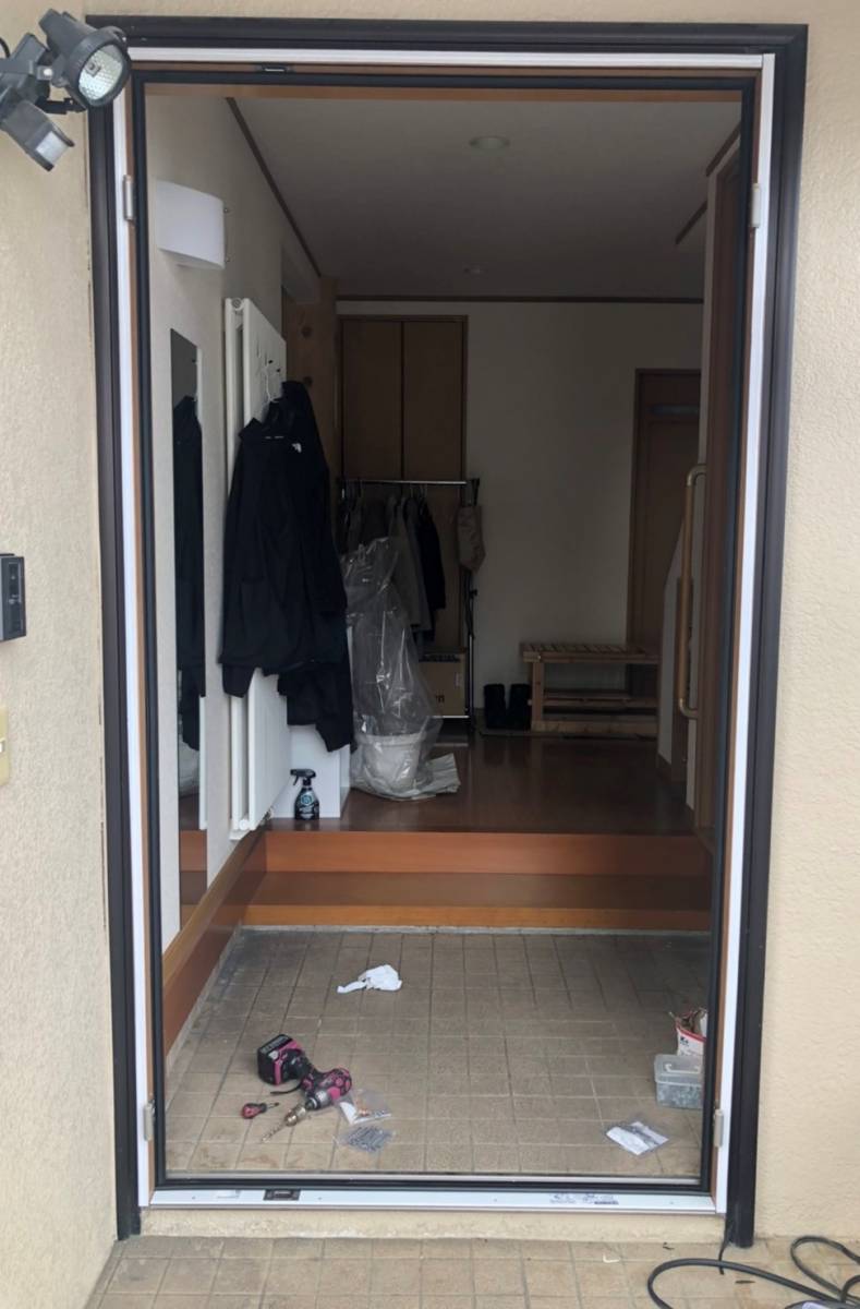 鎌田トーヨー住器の【黒石市】寒い玄関を暖かくしたい!!リシェント取り付けました🚪の施工前の写真2