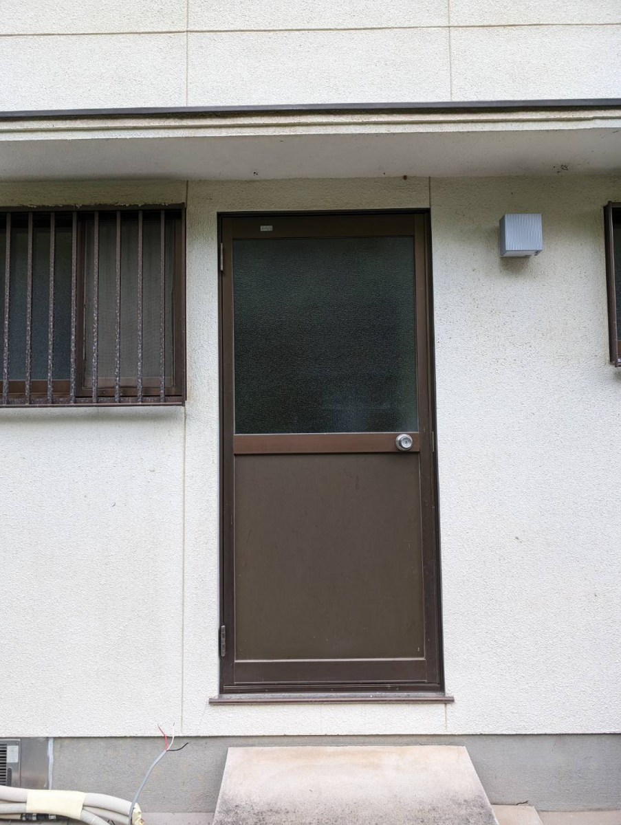 FGネクストの福山市 勝手口と小窓を交換しようの施工前の写真1