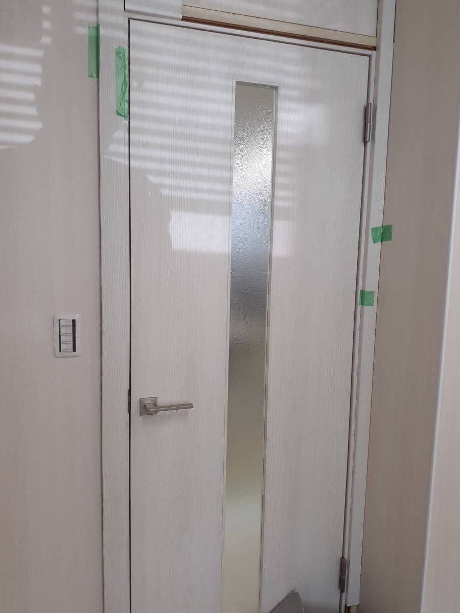 山装 リニューアル事業部の【横浜市】 キッチンのドア交換工事の施工後の写真3